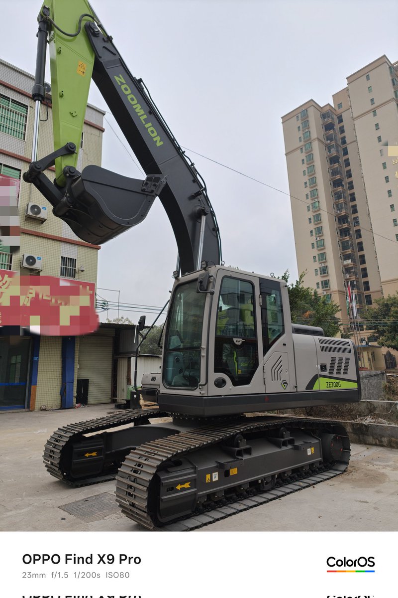 Luo6884547's tweet photo. 中聯重科挖掘機，20噸級別。
試車操控，發現動作柔和流暢，和過往的國產品牌挖機完全不一樣的體驗 https://t.co/hPiWefH8xE