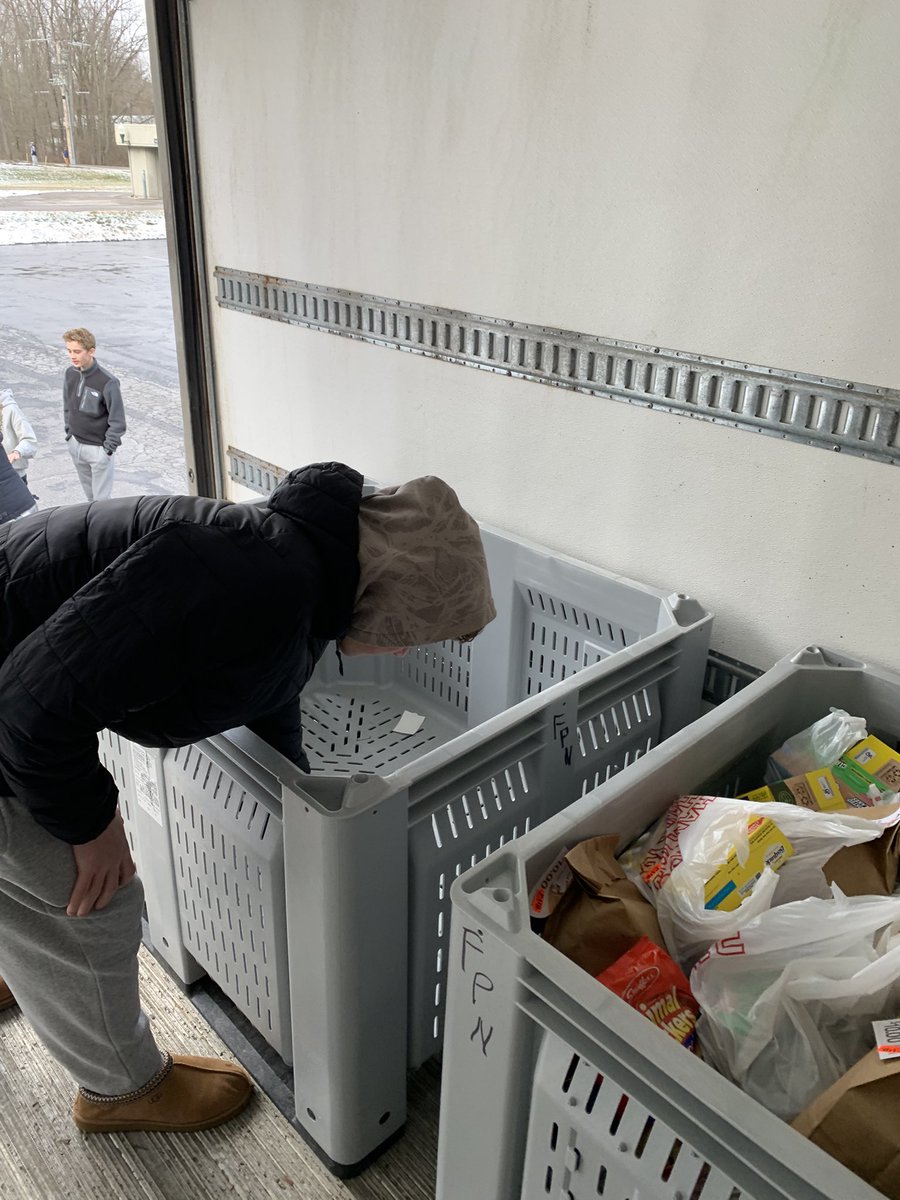 coach_leff's tweet image. MLK Day Food Drive today with Varsity G, our Leadership and Mental Performance group ♠️  @GV_Blue_Aces @JessWillsAAD