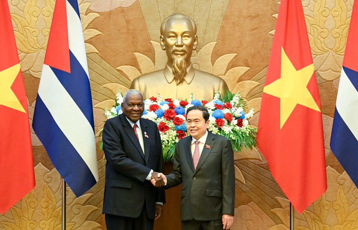 Esteban Lazo: «Con motivo de la celebración del XIV Congreso del Partido Comunista de #Vietnam🇻🇳, saludamos al pueblo y a las autoridades vietnamitas. Éxitos en las metas previstas para este período de desarrollo nacional. Continuaremos fortaleciendo vínculos interparlamentarios»