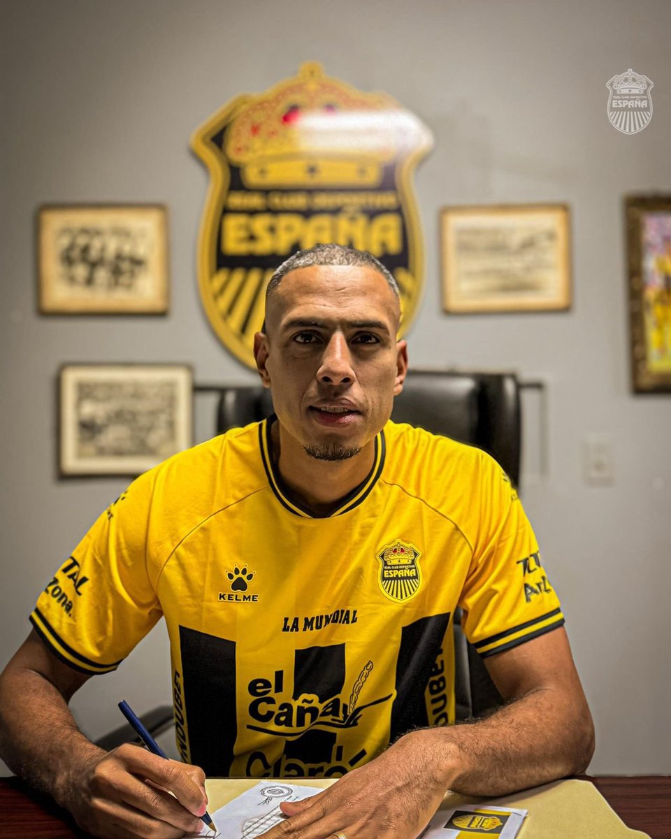 AlvaroDLaRocha's tweet image. ✅ Una más: Real España anuncia oficialmente a Eddie Hernández como nuevo refuerzo tal y como se adelantó en exclusiva. Contrato de un año con opción a extender por uno más.

El jueves reunión,
ayer acuerdo,
hoy firma.

Fue el único delantero con el que el club realmente negoció.…