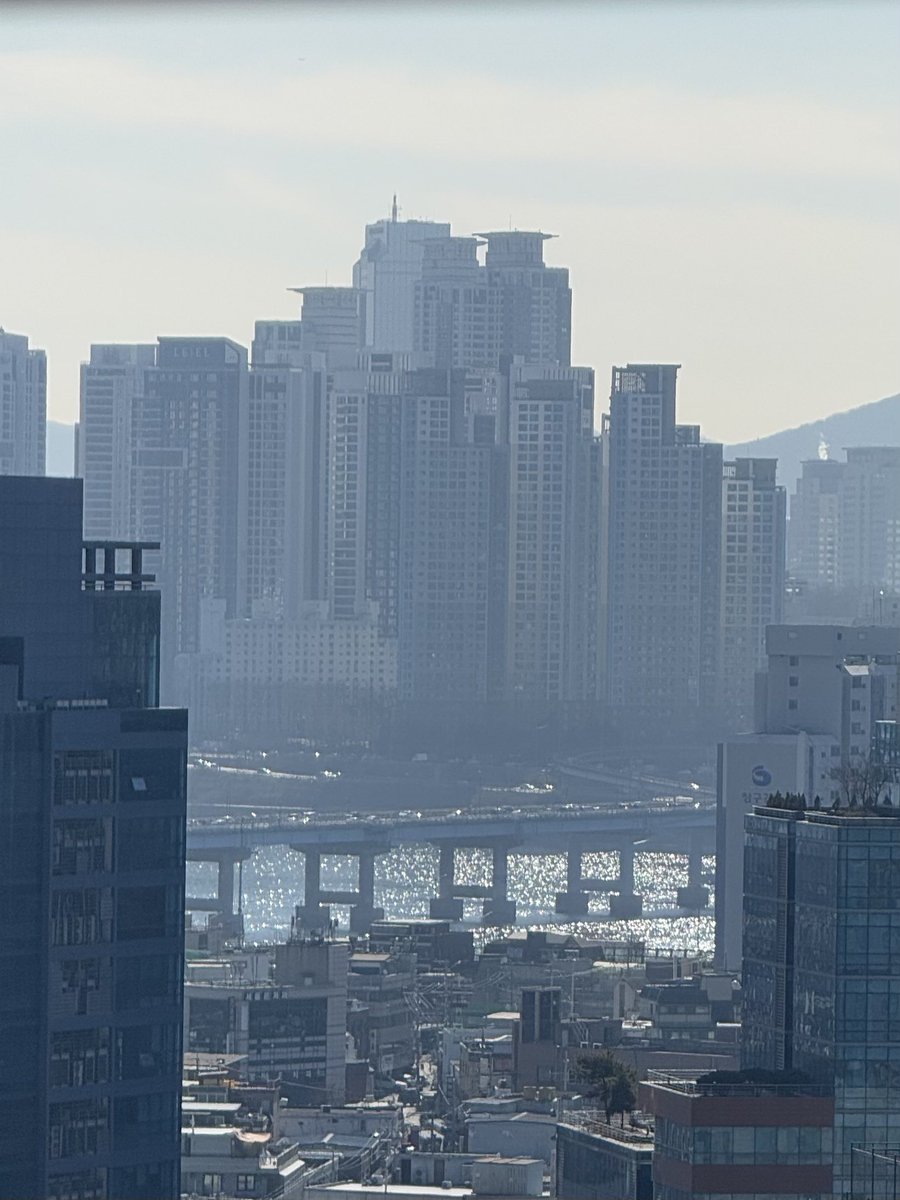 옥상에서 본 윤슬이 예뽀니엿는데 ...
확대하니까 구냥그렇네