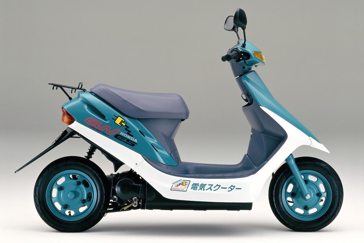 PutiMotor's tweet photo. '94 ホンダ「CUV ES」

先駆的な電動スクーター。

原付スクーター「ディオ」をベースに、高効率なDCブラシレスモーターとニッケル・カドミウム電池を搭載。

家庭用のAC100Vコンセントで充電可能

【車重/航続/出力/当時価格】
130kg/61km/4.5ps/85万円ベースの3年間リース

https://t.co/BXfhj127pG https://t.co/ZcK1DA3i8b