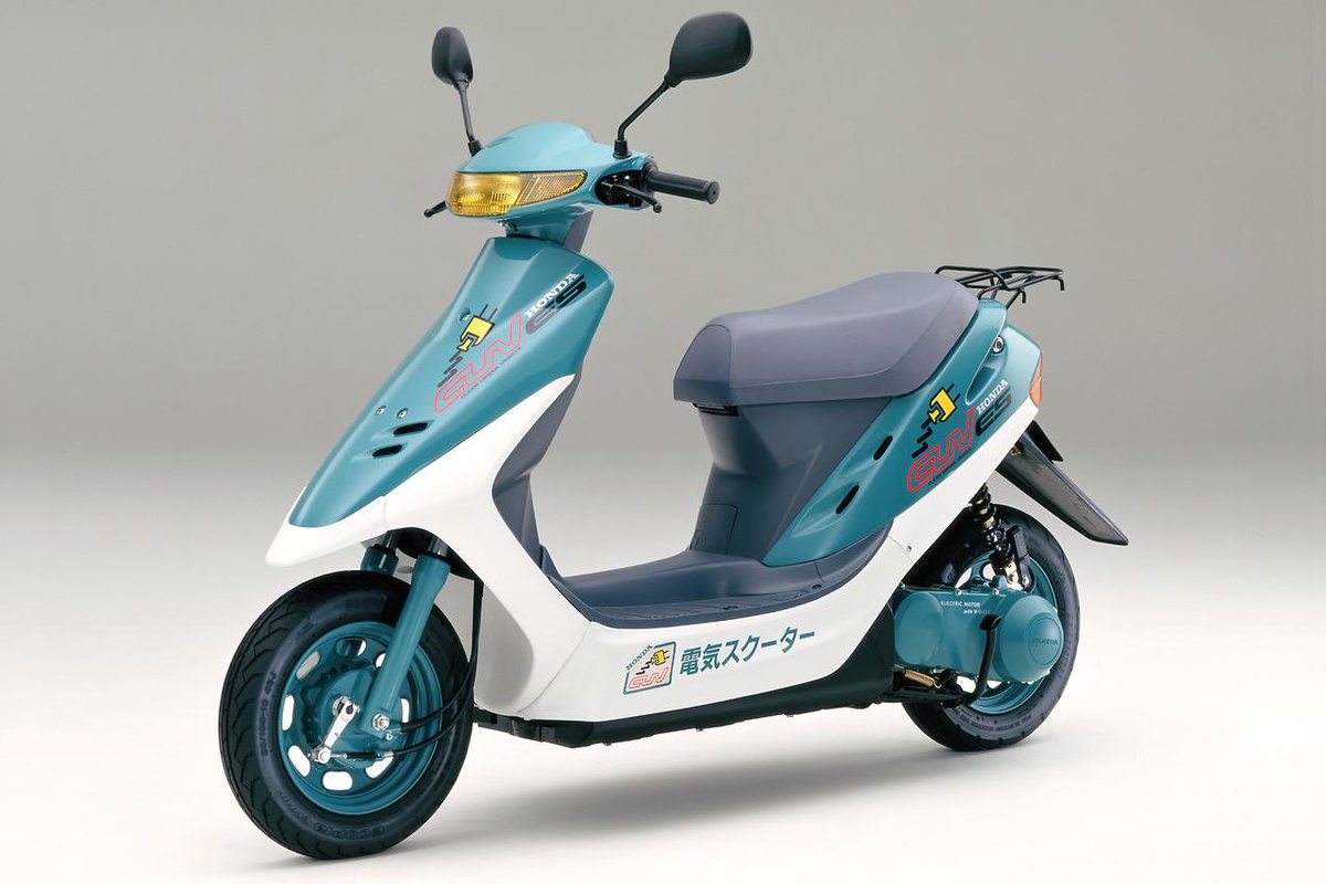 PutiMotor's tweet photo. '94 ホンダ「CUV ES」

先駆的な電動スクーター。

原付スクーター「ディオ」をベースに、高効率なDCブラシレスモーターとニッケル・カドミウム電池を搭載。

家庭用のAC100Vコンセントで充電可能

【車重/航続/出力/当時価格】
130kg/61km/4.5ps/85万円ベースの3年間リース

https://t.co/BXfhj127pG https://t.co/ZcK1DA3i8b