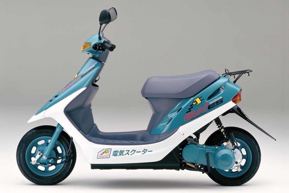 PutiMotor's tweet photo. '94 ホンダ「CUV ES」

先駆的な電動スクーター。

原付スクーター「ディオ」をベースに、高効率なDCブラシレスモーターとニッケル・カドミウム電池を搭載。

家庭用のAC100Vコンセントで充電可能

【車重/航続/出力/当時価格】
130kg/61km/4.5ps/85万円ベースの3年間リース

https://t.co/BXfhj127pG https://t.co/ZcK1DA3i8b