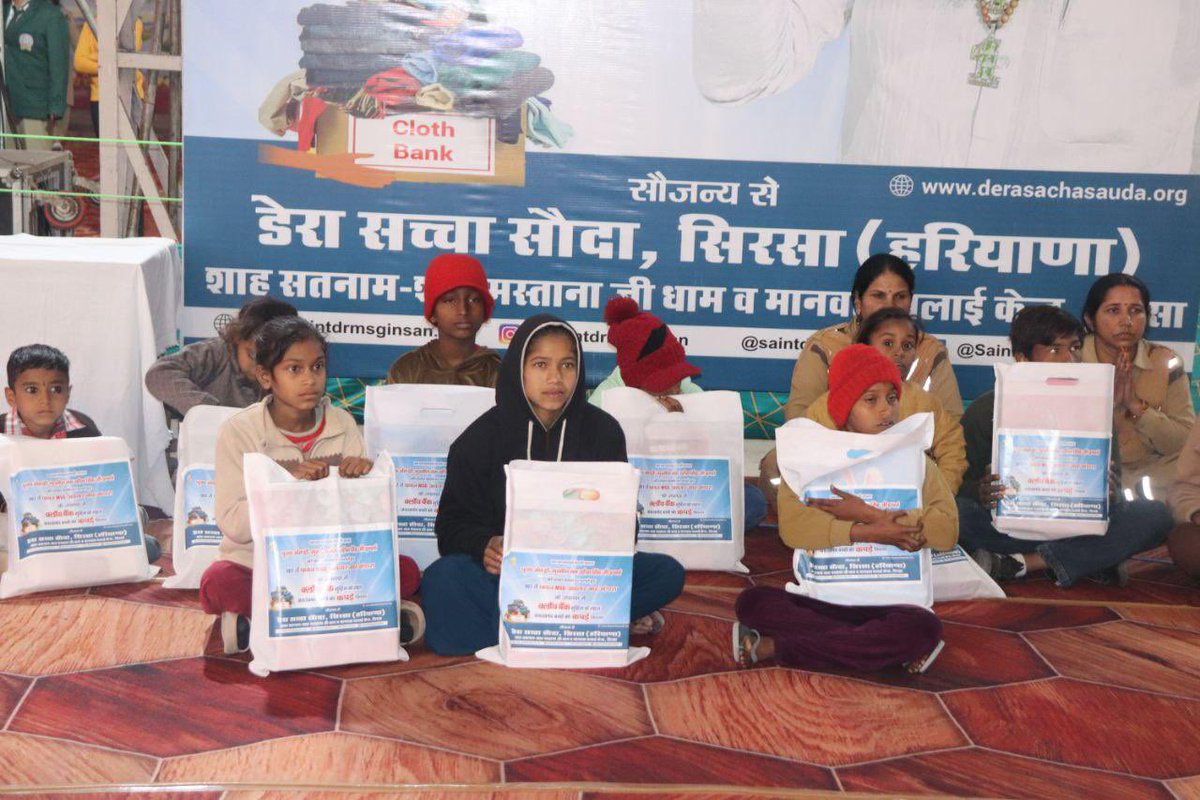 Triptinarang09's tweet photo. Food, shelter, and clothing are basic human needs.
For the underprivileged, warm clothes are a lifeline in winter.
Inspired by Ram Rahim Ji, DSS volunteers serve the needy.
Through the #ClothBank initiative, warmth and dignity are restored.
True wealth lies in serving humanity. https://t.co/eZqa7BQtV9