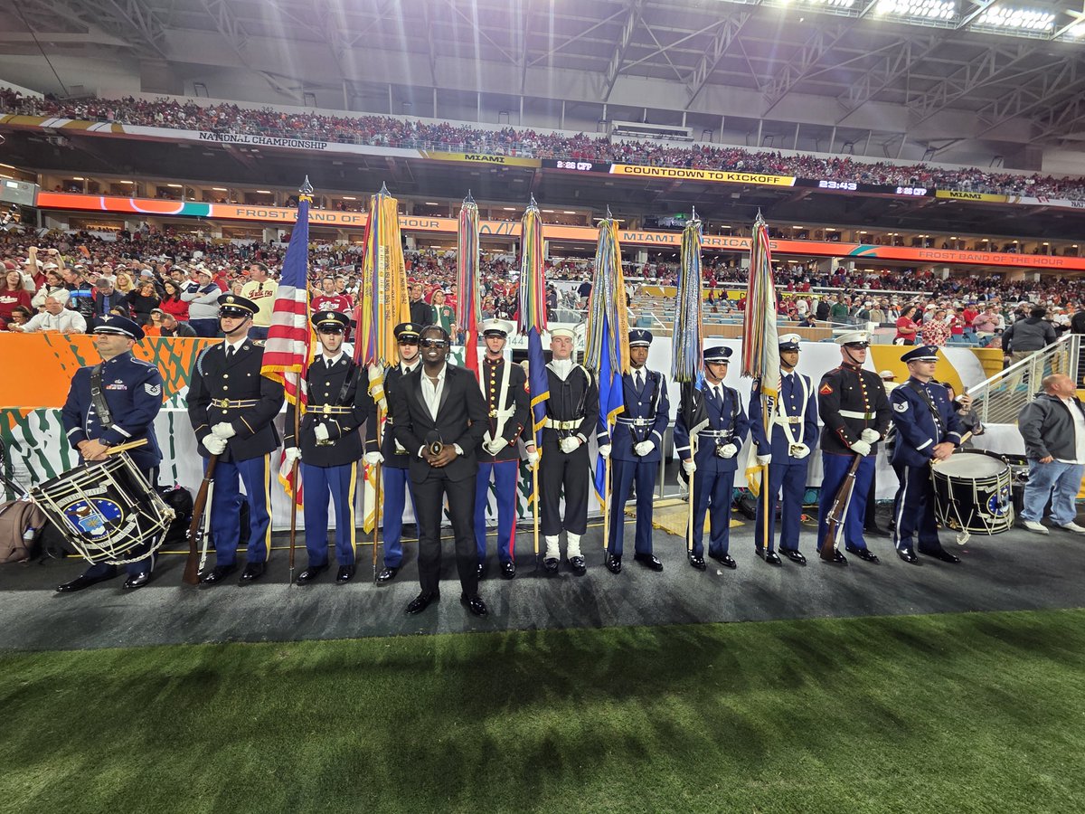 Just before they presented the colors at the College Football National Championship Game, our Joint Armed Forces Color Guard and drummers from The U.S Air Force Band got lined up and focused on the sidelines alongside national anthem vocalist, 2025 American Idol winner Jamal https://t.co/5GqyrZ3fMG