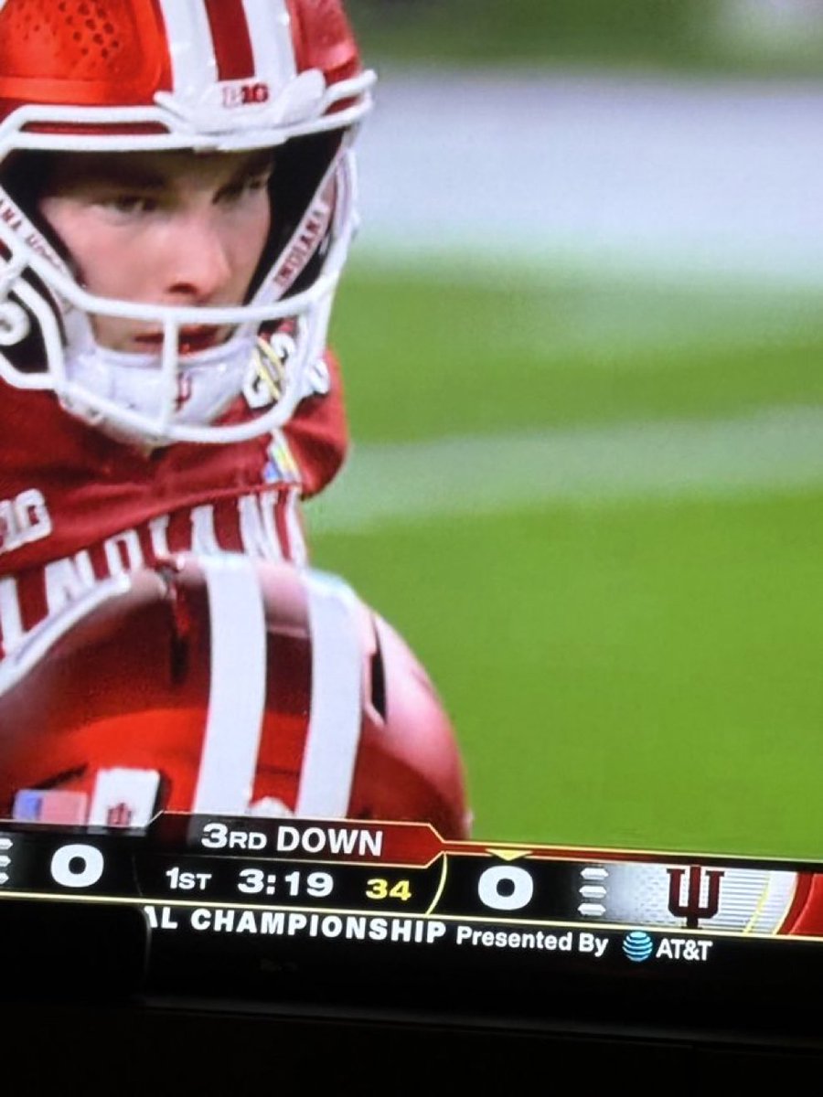 Hay SANGRE en la boca de Fernando Mendoza y apenas es el primer cuarto 

#NationalChampionship