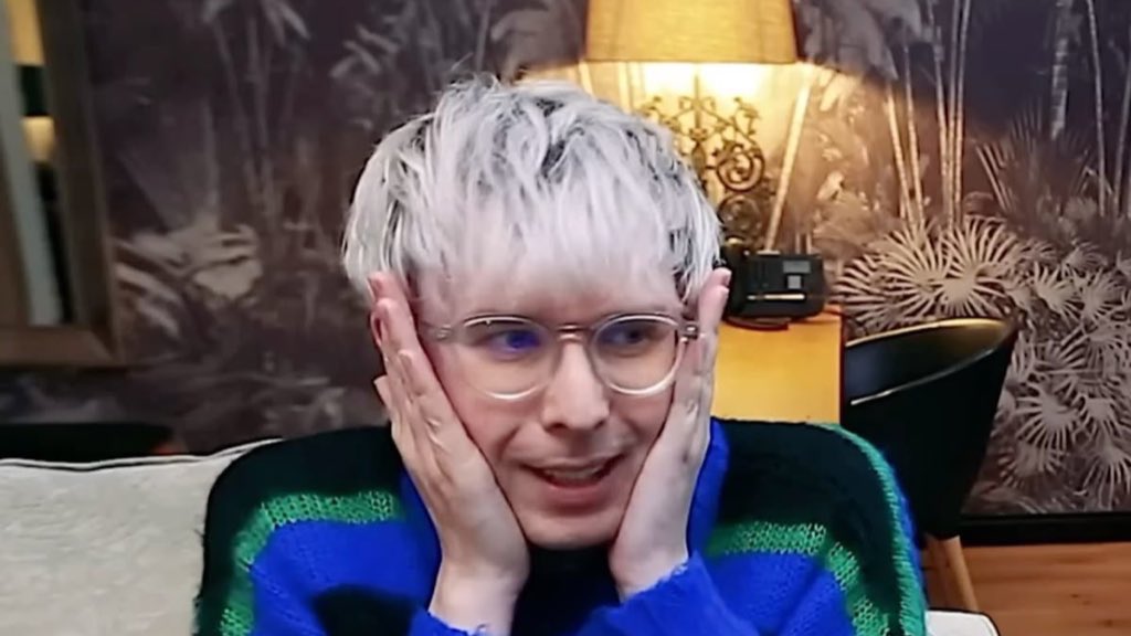 dippidypippidy's tweet image. can someone hide his contacts I wanna see something