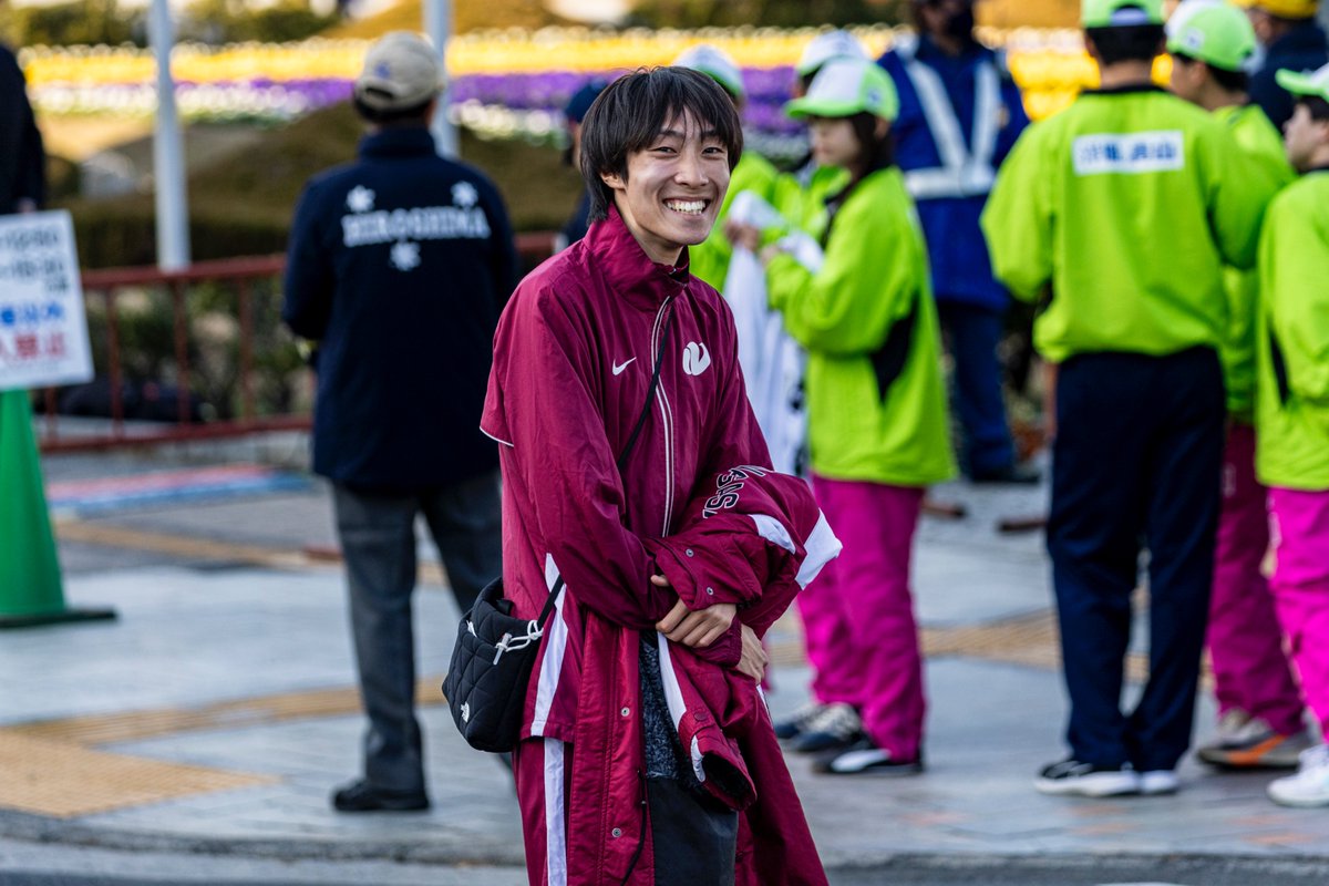 EKIDEN_News's tweet photo. この笑顔に救われる。花尾は走ることはなかったが、この配置は素晴らしいと思った。
笑顔で待つ男。｜EKIDEN NEWS @EKIDEN_News https://t.co/VigpxefO5C https://t.co/J9U44bs5W3
