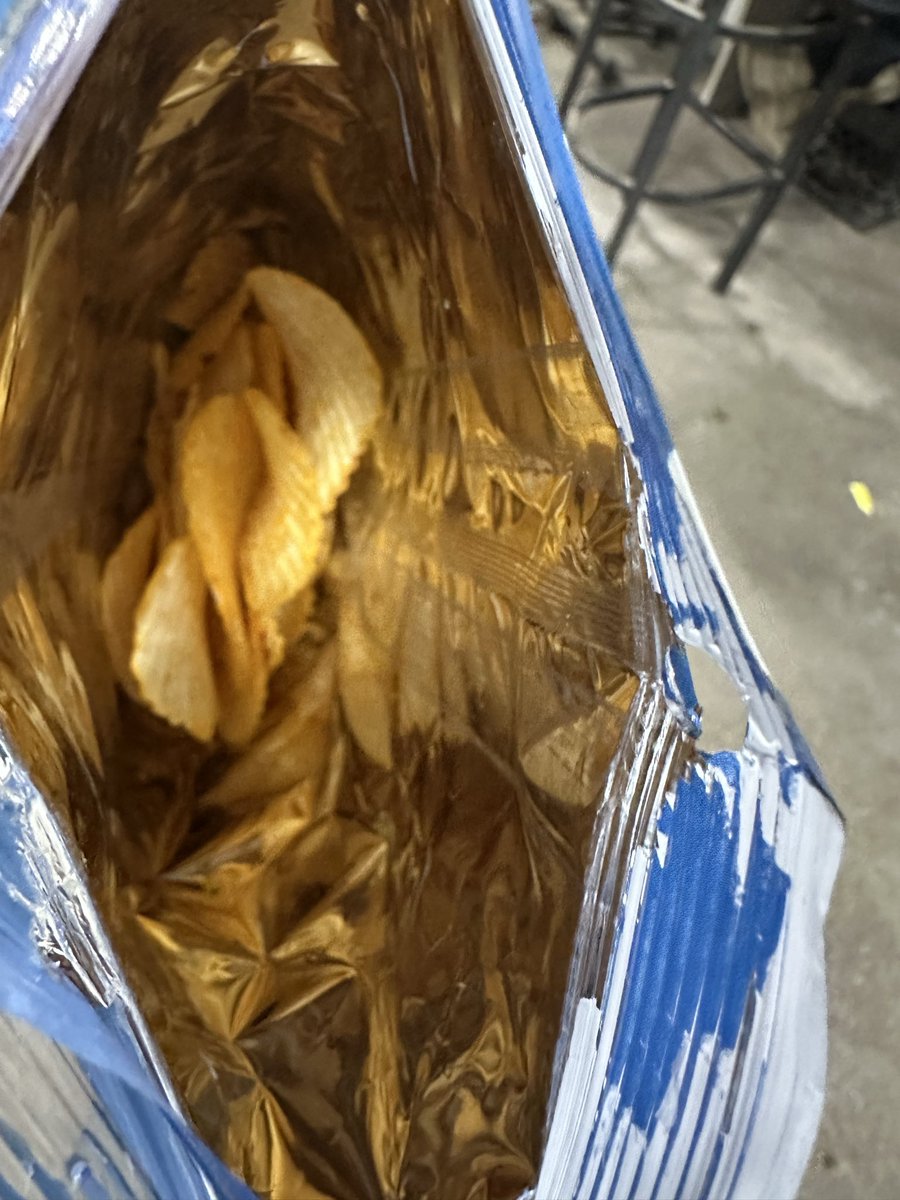 ewing48943635's tweet photo. What is this? @Fritolay 2.75 for an empty bag 🤷🏽‍♂️ https://t.co/jlodaa9vSq