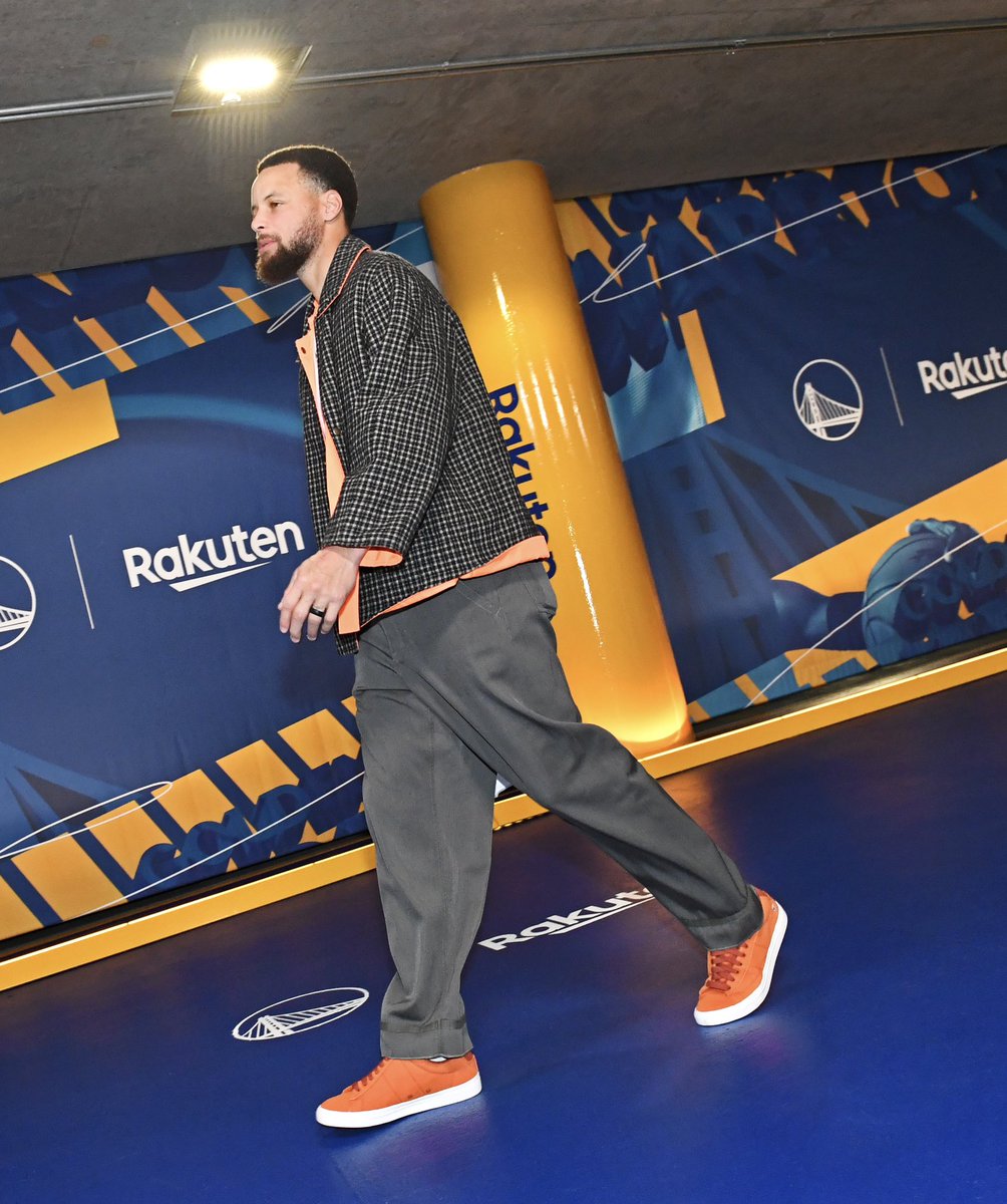 NickDePaula's tweet image. Stephen Curry pulled up tonight in the Devin Booker x Nike Blazer Lows 

@DevinBook 🤝