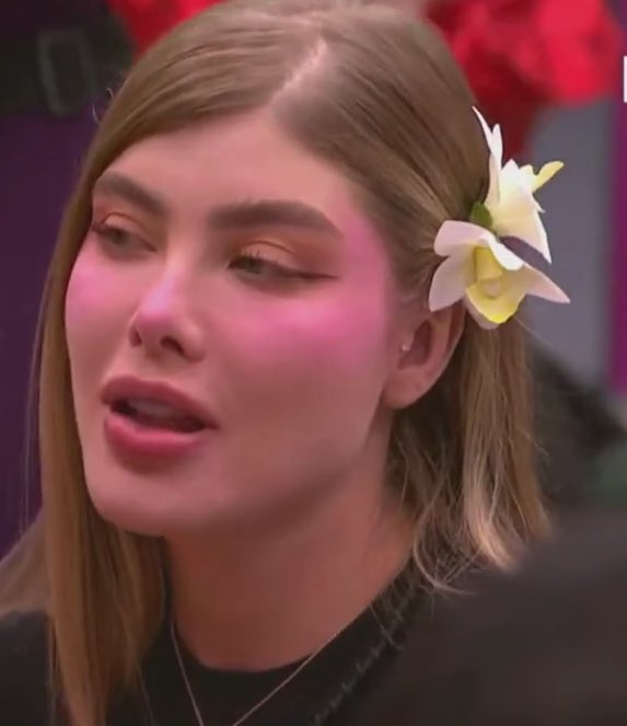 obstephhh's tweet photo. Sofia no se quiere echar mas rubor? #LaCasaDeLosFamososCol3 https://t.co/7e7nyZUKPr