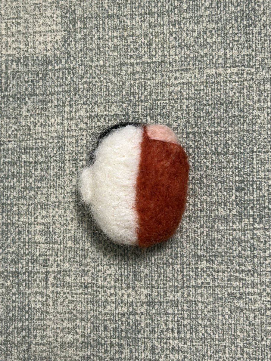 なんか新しい趣味をと昔実家に置いてきたニードル持ち出して羊毛フェルトザクザク作り始めたのがとあるゲームに出てきたこれ...

うまいこと完成するといいんだけどw