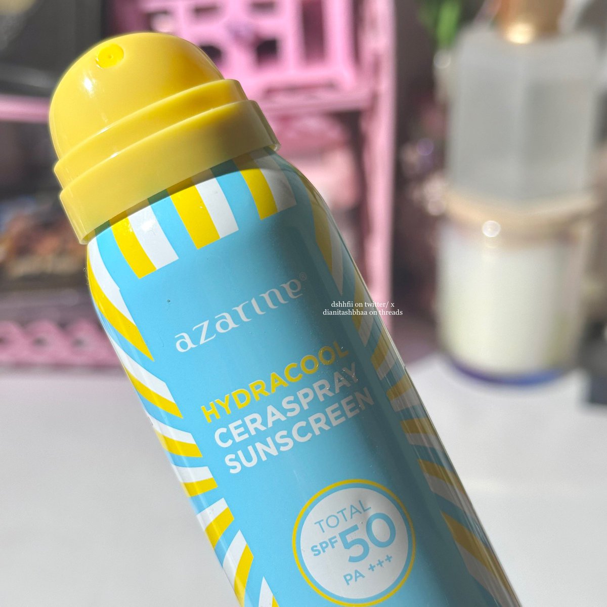 dshhfii's tweet image. akulah tim makeup tetap stay &amp;amp; no geser geser kalo lagi reapply sunscreen ☀️

feelsnya nyaman &amp;amp; gabikin greasy + ada cooling effectnya, cocok bgt buat reapply apalagi kalo di outdoor lg panas2an, pake aja si paling READY-SET-SPRAY #SUNSCREEN ini ☀️🤩 #ReviewbyNinut🦋