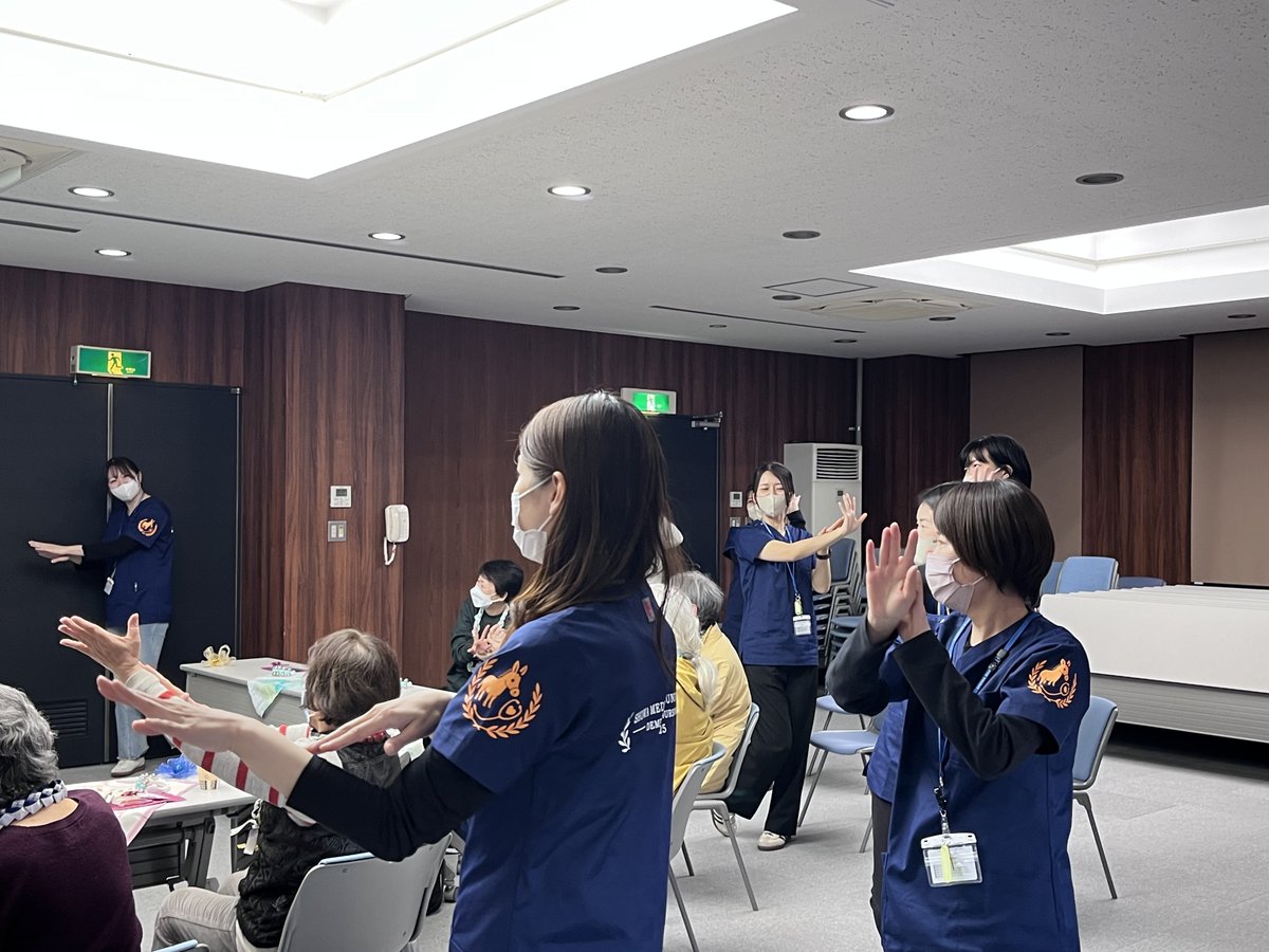 【認知症看護分野】
物忘れ予防カフェに参加させていただきました。
地域の方々が繋がれる場所の大切さを実感できました。
音楽運動療法で体にも心にも良い影響がある事を実感できました。
#昭和医科大学 #認定看護師 #認知症看護
