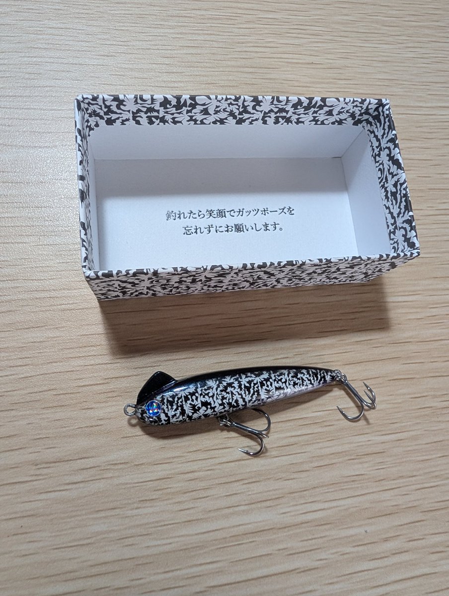 g_ari_modeling's tweet photo. 限定品にもこのメッセージが書いてあって嬉しい！
こういうの見つけてニヤニヤしたいので、これからもこだわり要素や遊び要素を散りばめてほしいなぁ
#BlueBlue #横浜釣りフェス2026 https://t.co/1l3cBmfRJ7