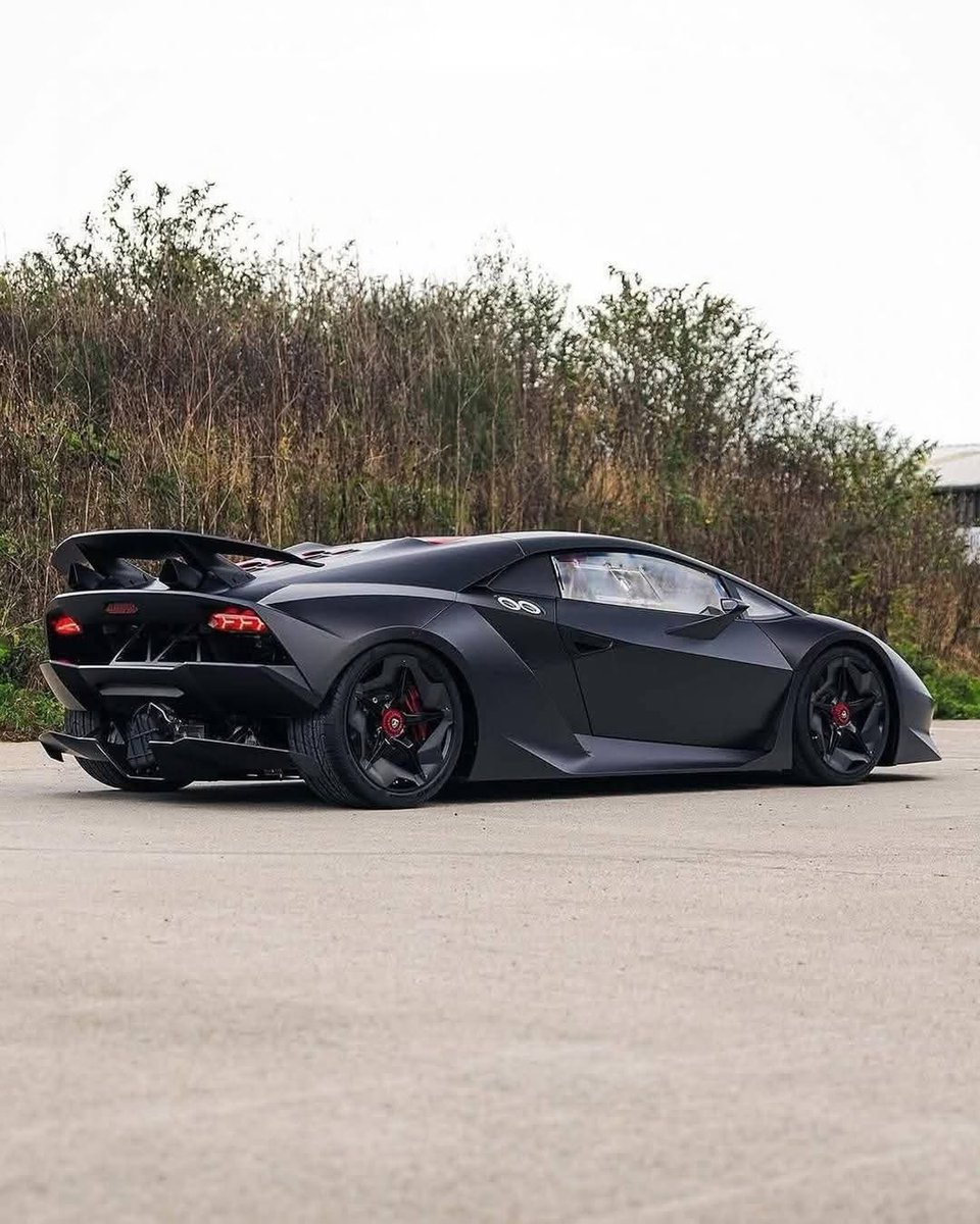 CarCultureCC's tweet image. 1 of 20 Lamborghini Sesto Elemento 🛡️