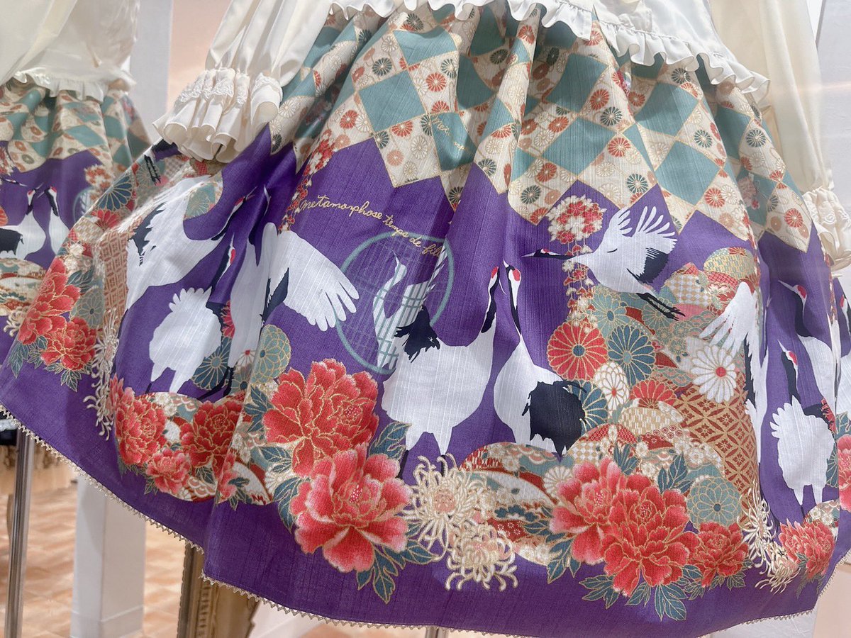 MetamorphoseEng's tweet image. 🔷🔹Recommended Item🔹🔷
Profusion of Flowers in Nostalgia Skirt Set (Opal Green)
metamorphose.gr.jp/en/product/8487

The beautiful Japanese pattern skirt and bow clip set in the opal green colorway is in stock online✨Don't miss it!
#specialset #luckybag 
#metamorphose #mtdf #Lolitafashion