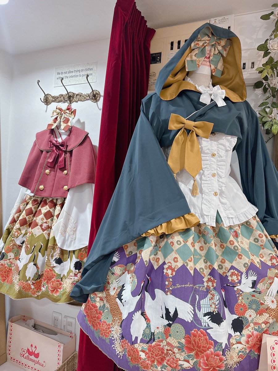 MetamorphoseEng's tweet image. 🔷🔹Recommended Item🔹🔷
Profusion of Flowers in Nostalgia Skirt Set (Opal Green)
metamorphose.gr.jp/en/product/8487

The beautiful Japanese pattern skirt and bow clip set in the opal green colorway is in stock online✨Don't miss it!
#specialset #luckybag 
#metamorphose #mtdf #Lolitafashion