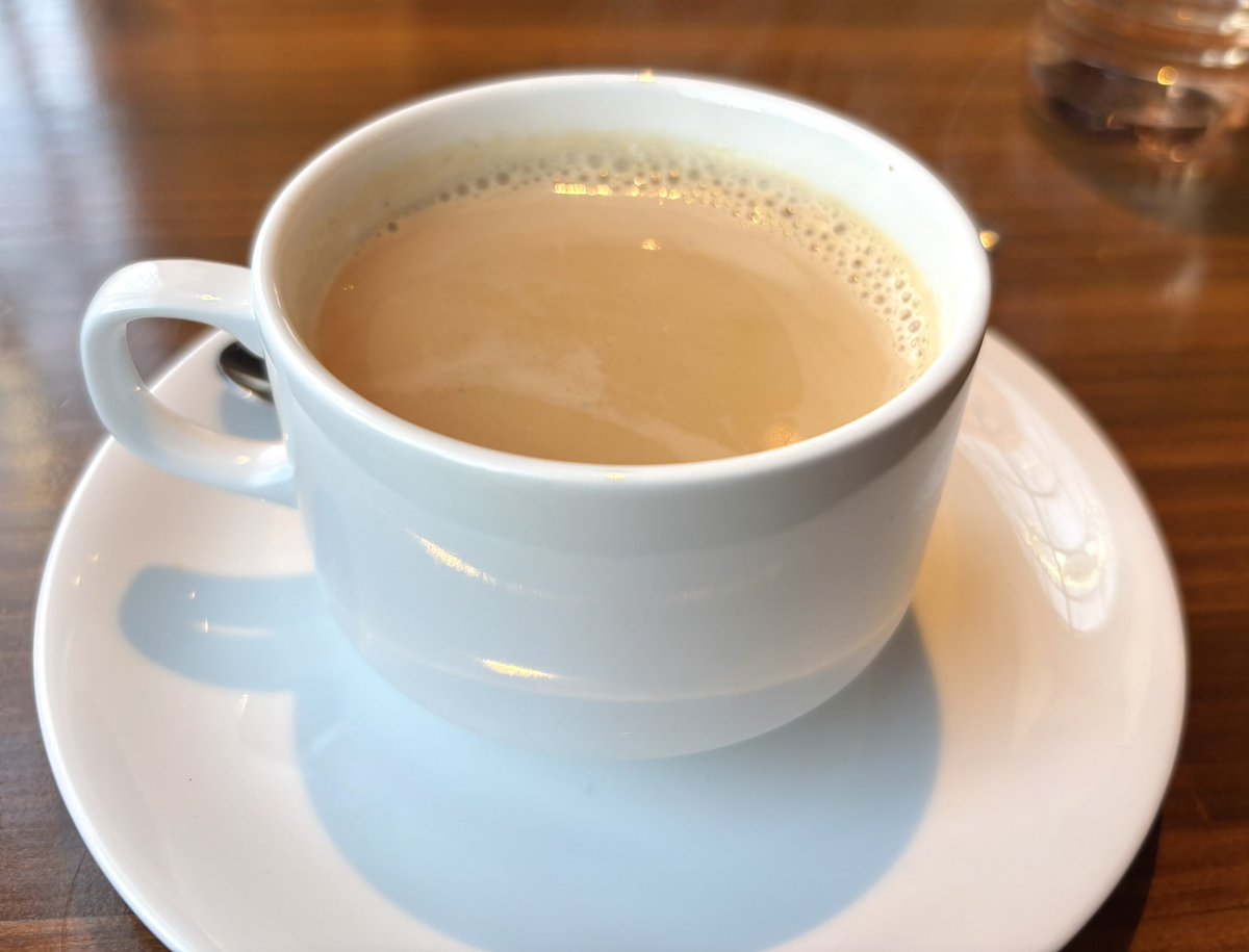 コメダが転生したカレー屋さん(居抜きとも言う)のモーニング
内容だけ見ると喫茶店のモーニングと変わらない
ドリンク代のみでパンは小倉餡やジャム、卵も選べる

追加料金でパンケーキやピザパン、きつねうどんやたこ焼きも
カレーはランチから登場

#プルニマ #カレー　#モーニング #元コメダ