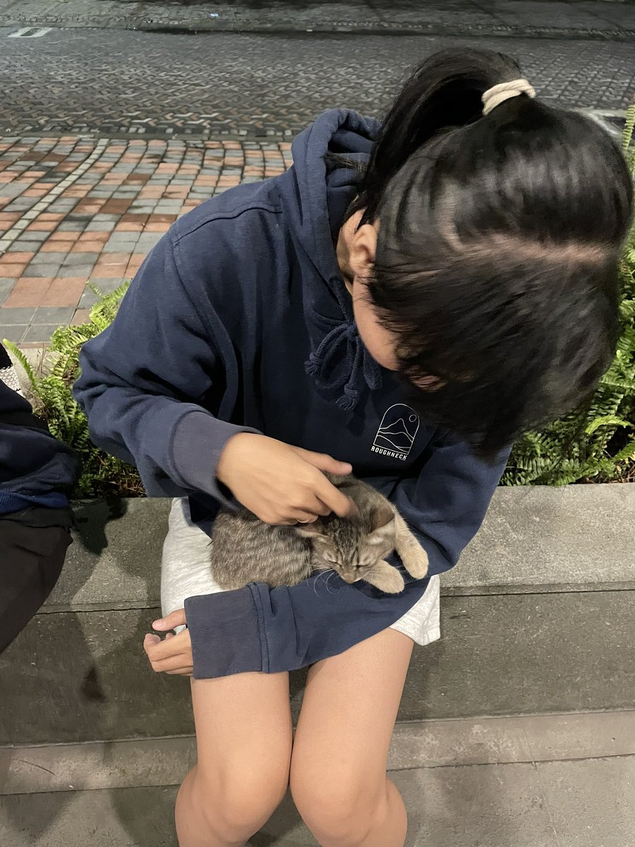 udaagedeee's tweet image. Semalem lagi nongkrong tiba2 ada yg lari nyamperin