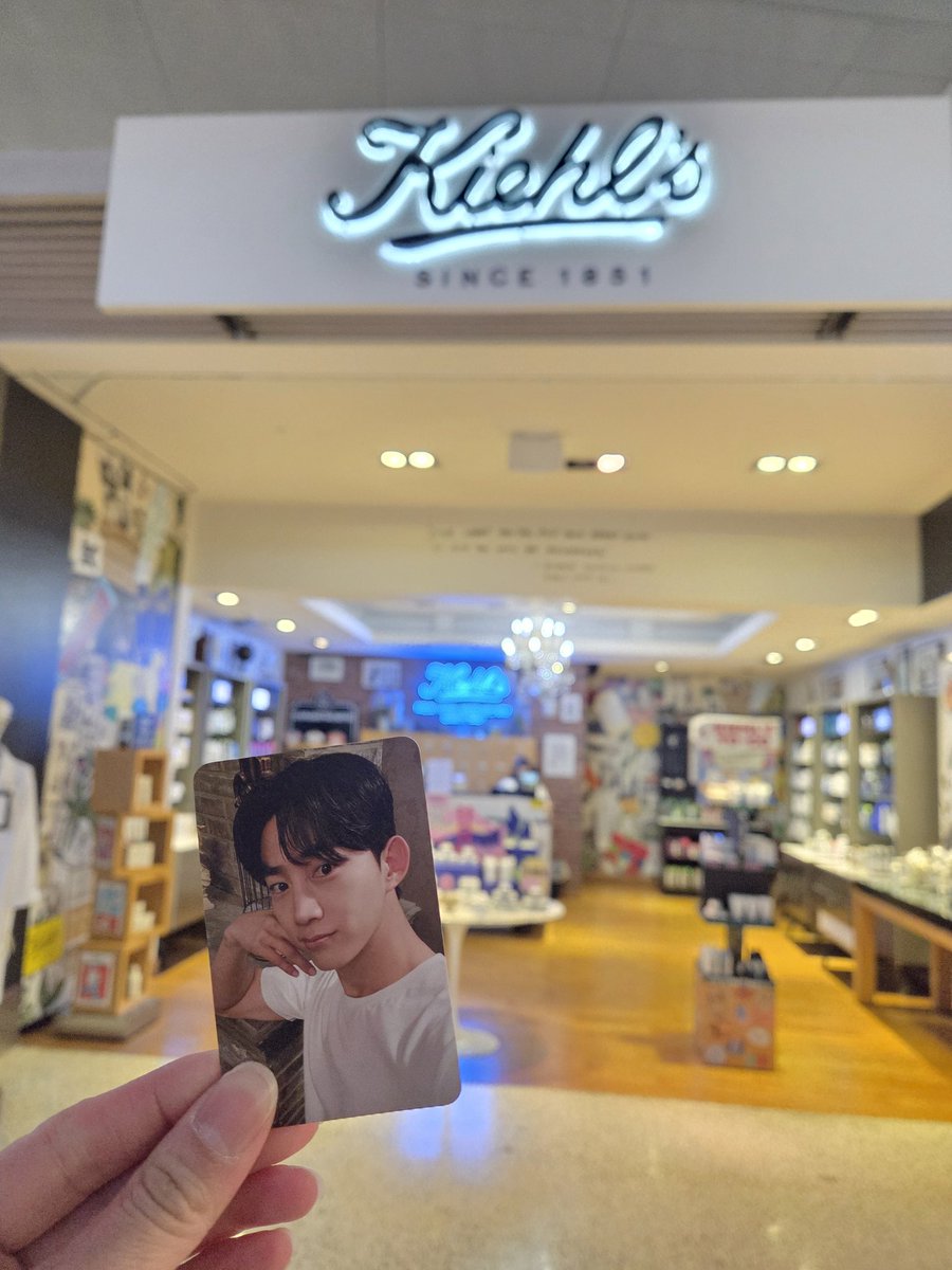 phoqueenv's tweet image. Even though I'm picking up more boyfriends, I can't help but think about Taec everywhere 😆 I'm so jealous of fans who get to see Taec in Taipei for the Kiehl's event, but I'll be on my way to Seoul to see his stunning brother, so I can't complain 💚😊💛