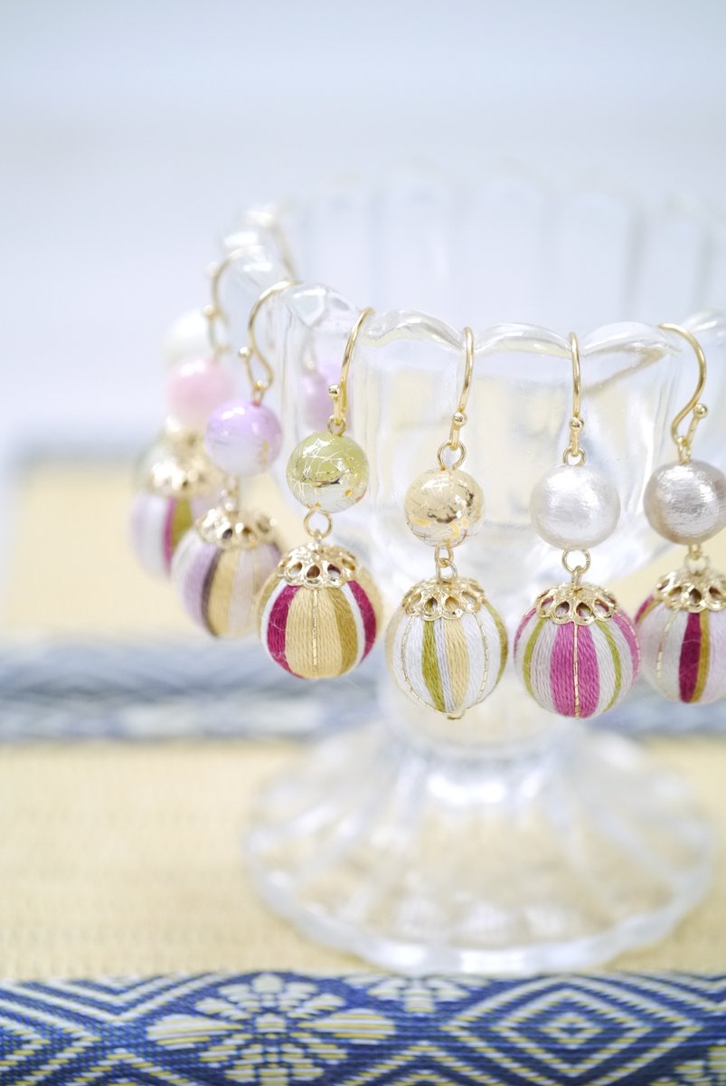 suzu_empyrean's tweet image. 2026年もどうぞよろしくお願いいたします㊗️🎉

今年も1年間たくさん新作を
お披露目できるように頑張ります💪❤️‍🔥

あなたとの素敵な出会いに
恵まれますように(*´︶`*).｡.:*♡🎁✨

〈＊. みんなでシェア企画展 vol.168 .＊〉
@Lupopo_cafe 

手巻きの巻き玉で
アクセサリーを制作しています💐…