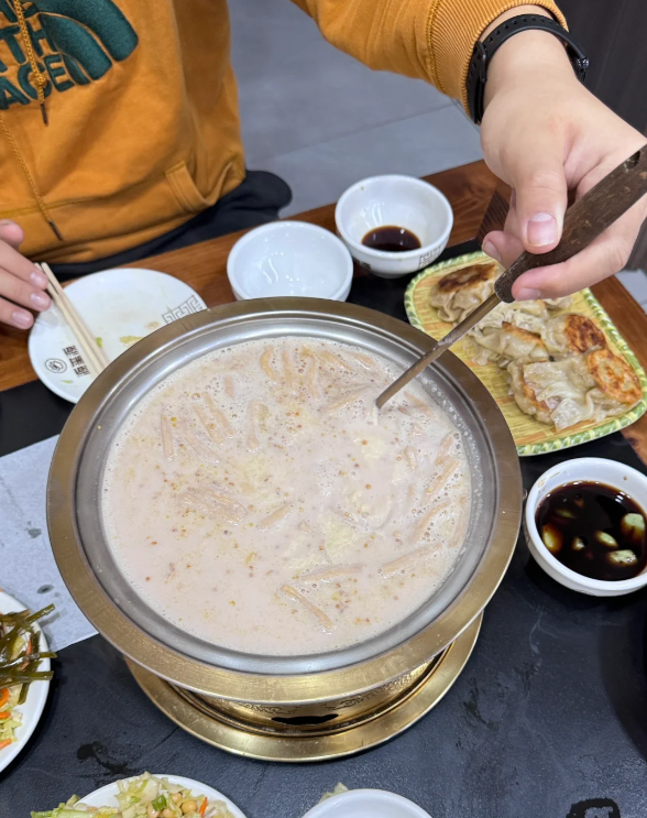 vxuc55cx's tweet photo. 奶茶火鍋：裏面有奶茶脆脆，炒米和奶皮子。先用米用油炒壹炒然後加入奶茶脆脆和奶皮子放進去煮，下面小鍋壹直煮壹直沸騰，好新奇😛 https://t.co/ibdwCstZfv