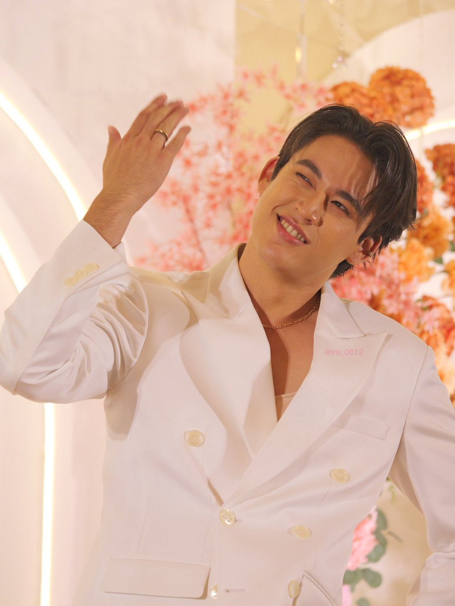 josswayad's tweet image. gila flexing banget ini orang mentang-mentang abis dilamar sama Joss Wayar😭😭😭

gue yakin dia udah tau fans udah notice cincin dia yang samaan sama Joss terus sekarang pamer HHHH selamat ya Win, bahu yang lebar itu bisa kamu peluk sepanjang malam.

#JossGawin