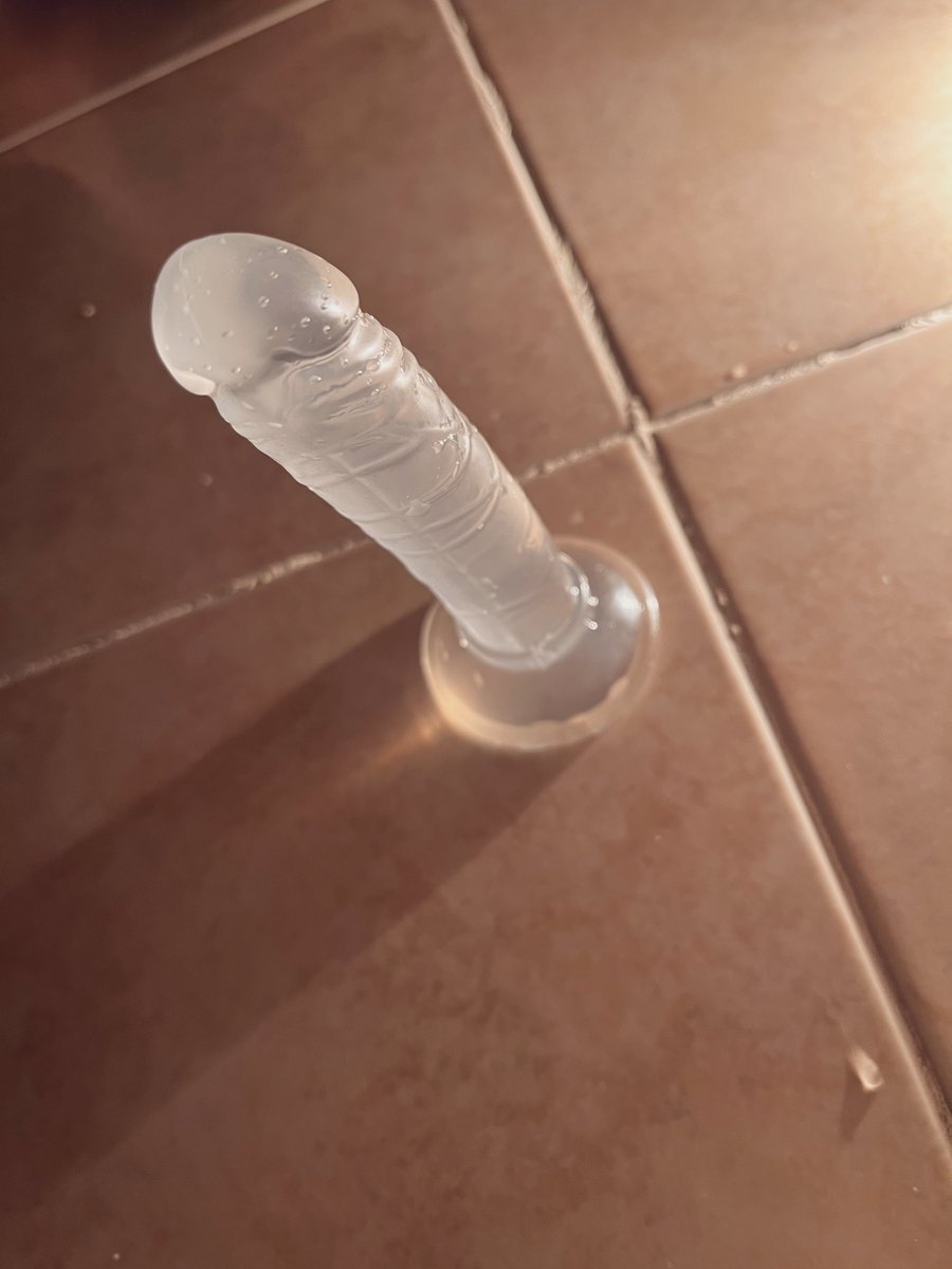 Me voy a bañar con mi juguete adentro, para imaginarme uno real dándome rico mientras me lavo el cabello 😍