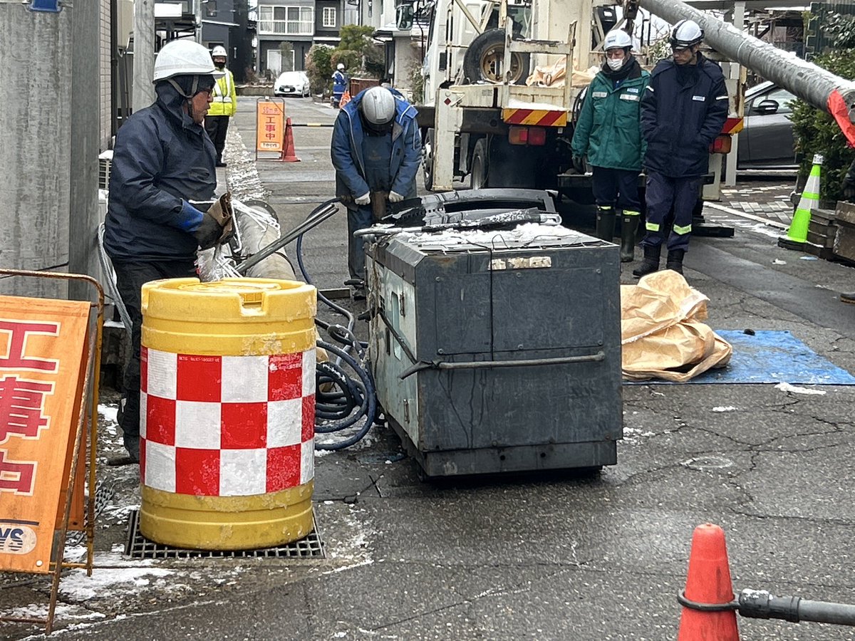 大寒中お見舞い申し上げます。
我が家のまわりは毎日復旧工事中。2年前の2024年の元旦に
#能登半島地震 で被災。家が傾き、家族で泣いて落ち込んだけど、工事のみなさんから前進する力をもらっています。寒い中ありがとうございます。

一歩一歩前を向いて進むしかないから。

#復旧工事感謝