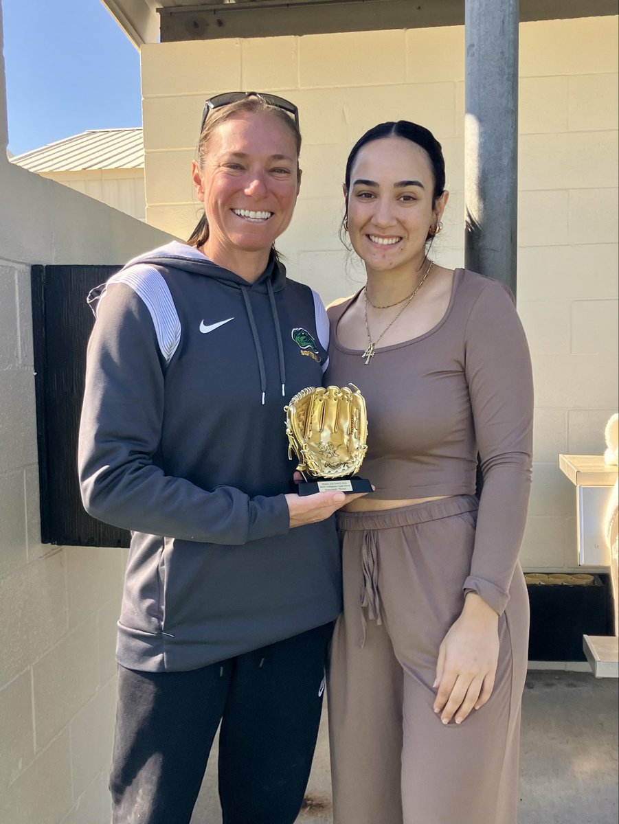 pitrea09's tweet image. Surprise visit at practice today!Thank you @EmTheriot21 for the replica Gold Glove💛🖤