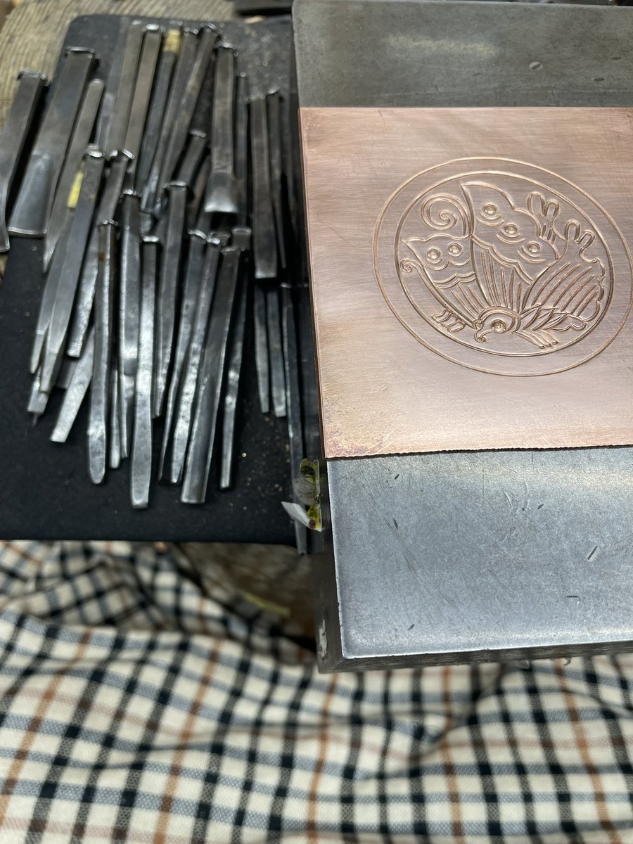 kazarino1's tweet photo. 朝から家紋の彫金　蝶紋
すでに目がしょぼしょぼしてきたので
つぶつぶ（魚々子）は昼からいれます。

蝶を彫るのにこれだけのタガネを使いましたよ。 https://t.co/87dlAY6qEe