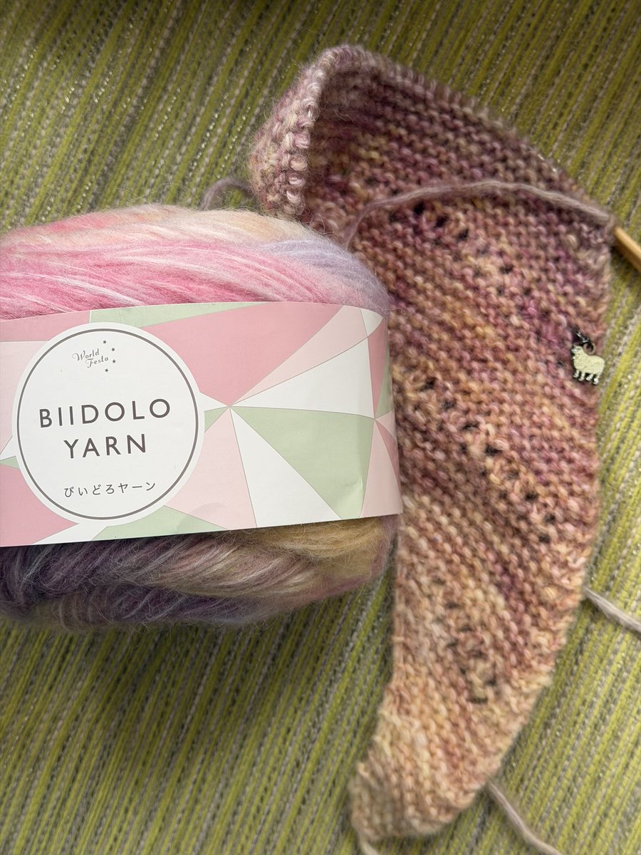 ユザワヤ、びいどろヤーン4番で変形三角ショール編み始めました🧶
#編み物 #ショール