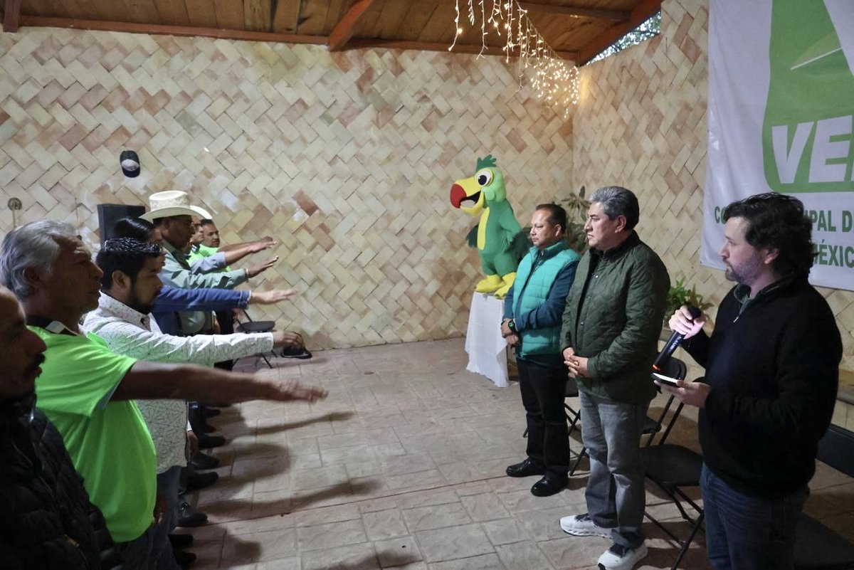 PepeEstefanG's tweet photo. Este día llevamos a cabo la toma de protesta del Comité Municipal en #Tlaxiaco, junto al liderazgo de Jesús Roque, Germán Simancas y Benjamín Robles con los cuales se refrendó el compromiso de trabajar con responsabilidad, unidad y vocación de servicio en favor del Municipio. https://t.co/24eQ3meqYy