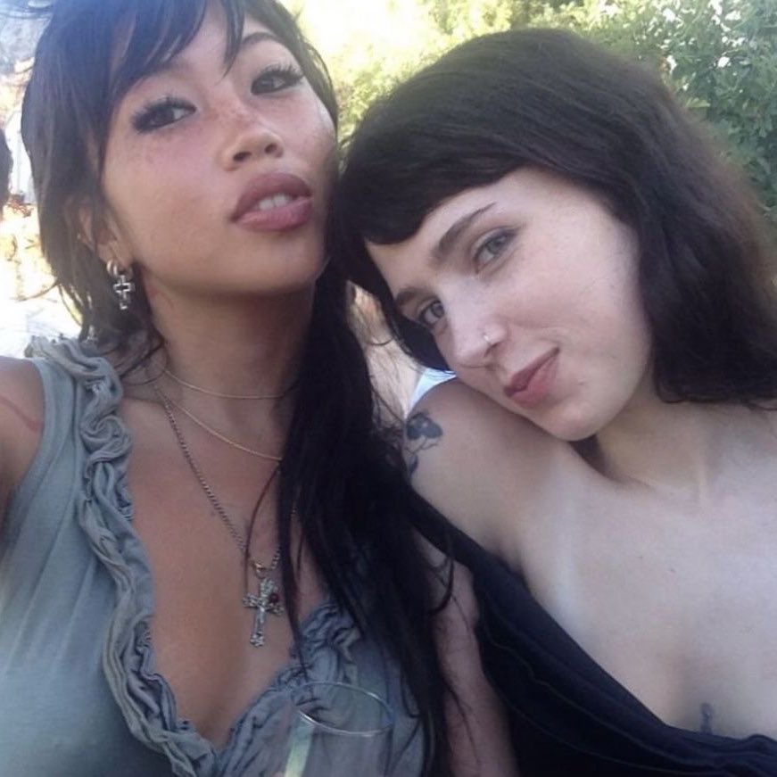 raspberhrriies's tweet image. clairo and beabadoobee &amp;lt;3