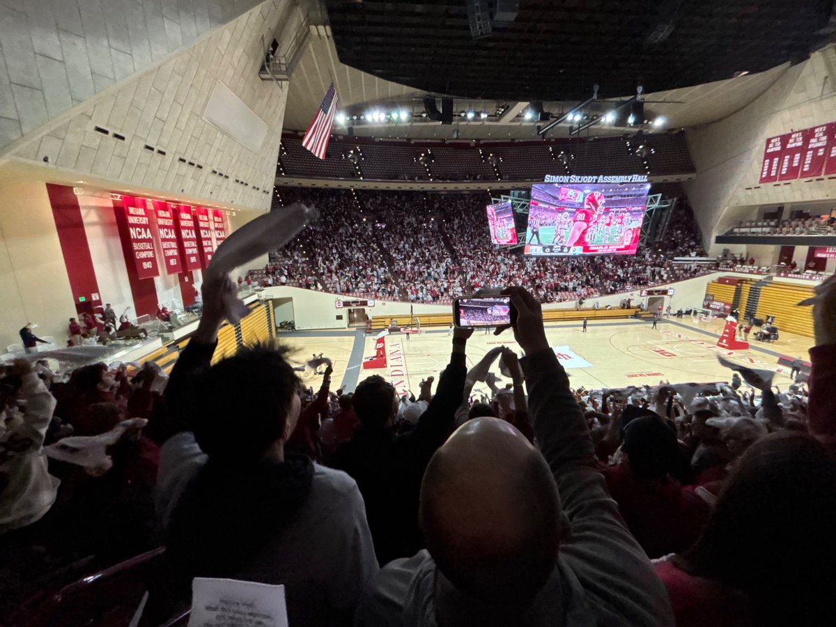 joybur10's tweet photo. Hoosier Hysteria is in full force! The Assembly Hall watch party is the place to be today in Bloomington, and these fans are thrilled to be here. 

Many Hoosiers arrived well before doors opened in the freezing cold. The crowd’s roaring at Mendoza’s drives in the second quarter. https://t.co/EOfNU6VCIG