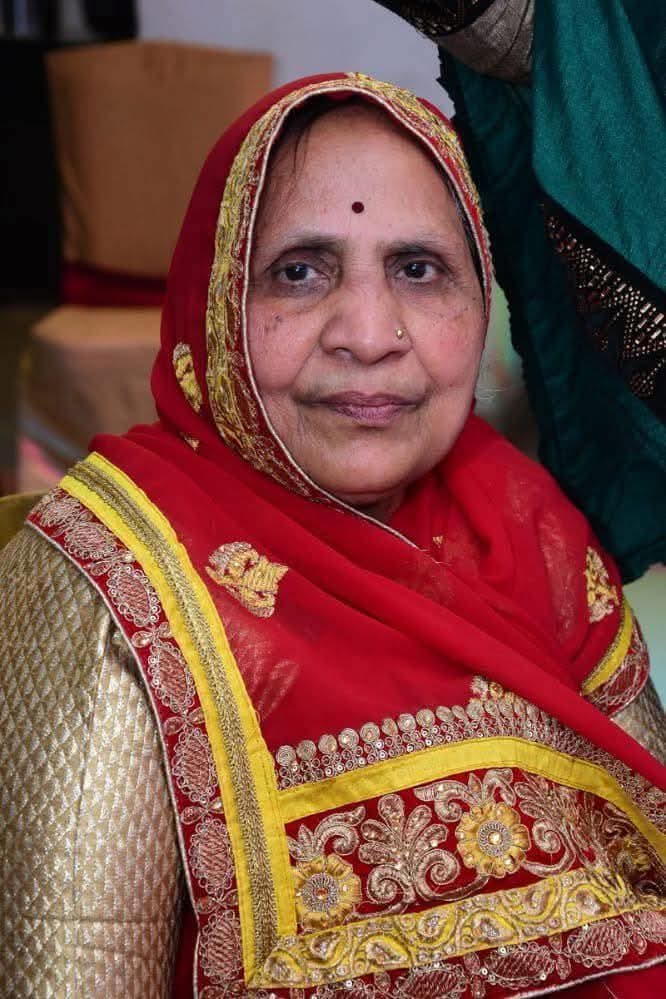 srcmboys's tweet image. इलाहाबाद विश्वविद्यालय में मेरे अग्रज, वरिष्ठ पत्रकार @MediaHarshVT जी की आदरणीय माता जी का १९ जनवरी को प्रातःकाल १० बजे हृदयाघात से निधन हो गया...ईश्वर उन्हें अपने श्री चरणो में स्थान दें.. ॐ शान्ति (उनका अंतिम संस्कार आज २० जनवरी को प्रयागराज में रसूलाबाद घाट पर प्रातः होगा 🙏