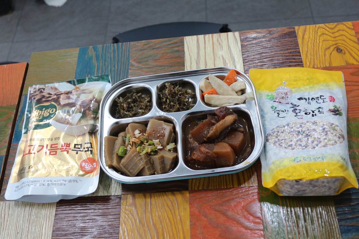 날이 정말 춥습니다..이번주는 상당히 춥다고 하는데 걱정입니다..

오늘은 어르신들께 소갈비찜.도토리묵무침. 멸치볶음.떡볶이.감자조림...잡곡쌀...소고기뭇국을

준비해드렸습니다.감사합니다