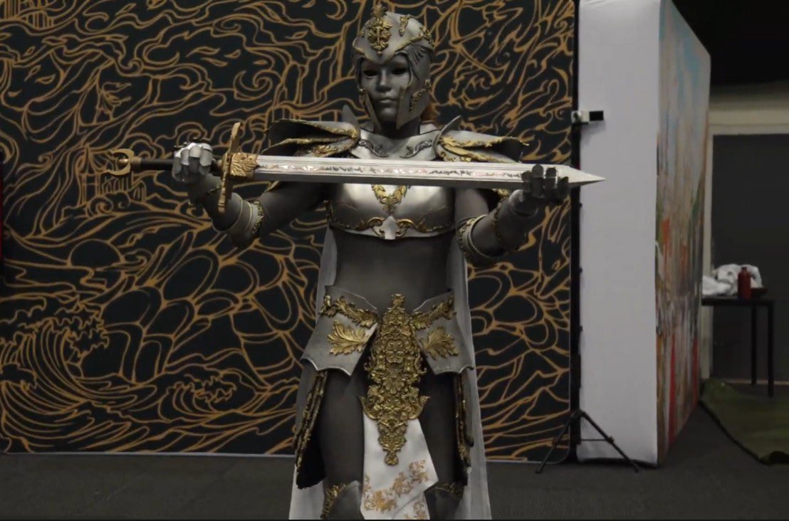 MaxFerocity's tweet image. Two years ago I brought Hala to New Zealand. A great warrior requires an epic weapon so I crafted the Zenith Blade, for between the Dawn and the Dusk there is the Zenith of the Light. Inscribed in Solanian along the blade was a vow of service to Sol. I asked @james_white if he…