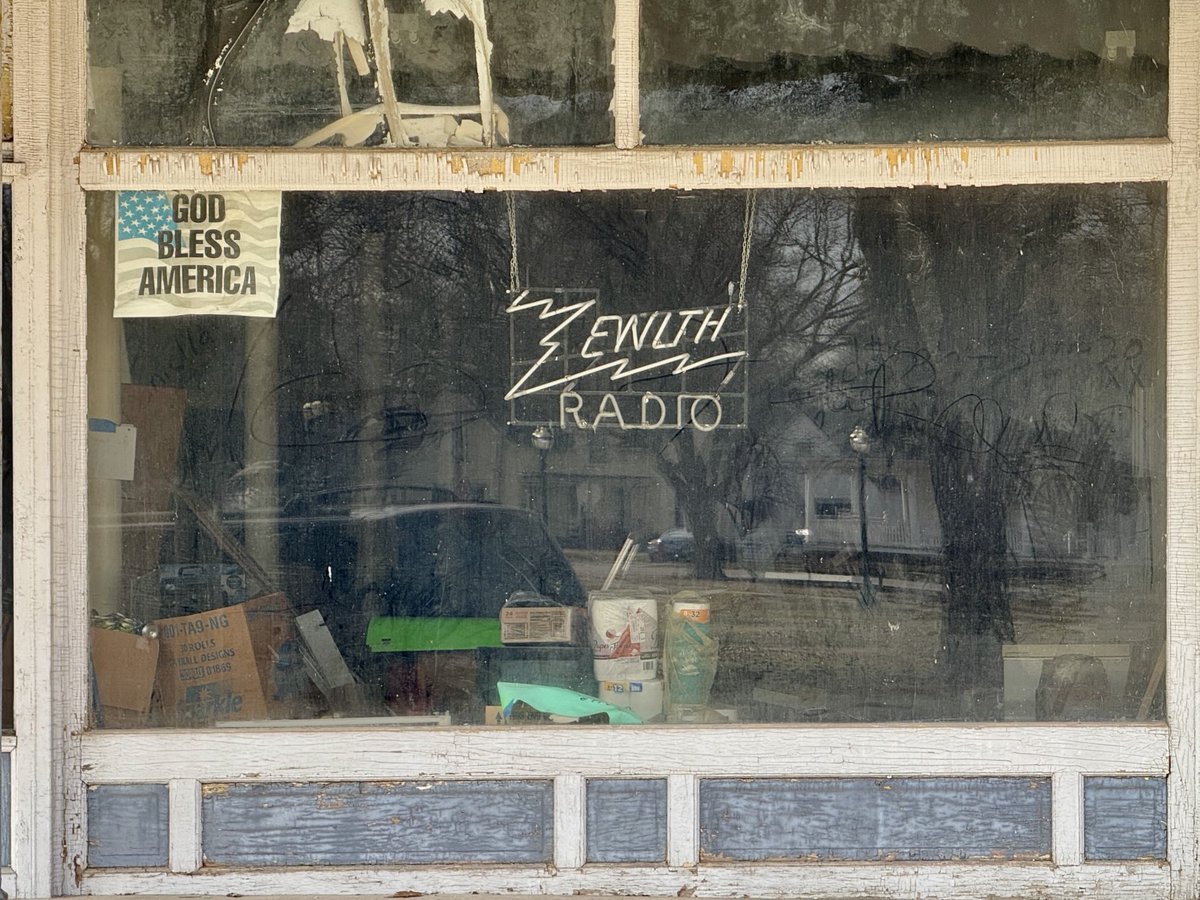 ChickenJoeSTL's tweet image. Zenith Radio

Barry, Illinois