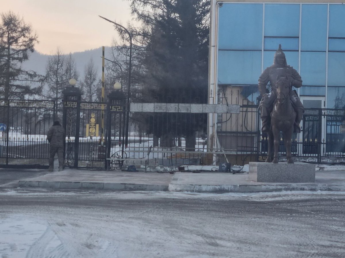 Их тэнгэрийн алтан соёмбот хаалгыг мөргөж эвдсэн ч Төрийн тусгай хамгаалалтын газар таг чиг... Энгийн осол гэхэд арай л бишээ, "Алсын газраас тоос татуулаад алтан улиасыг чинь..." гэдэг шиг