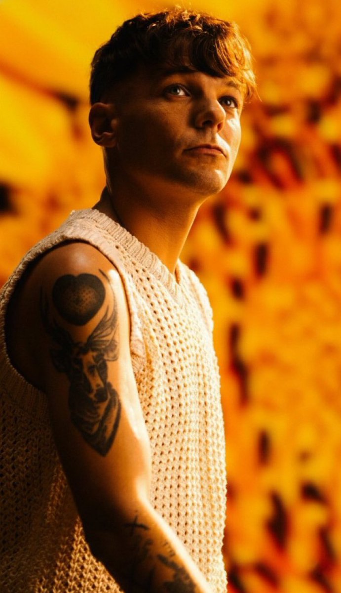 MoreThan_AHabit's tweet photo. This era just keeps getting better. Can go from ‘fuck it’ to ‘let’s cuddle’ one shot later.
#HDIGH
#LouisTomlinson
#4MoreDays https://t.co/WJNPYTwK90