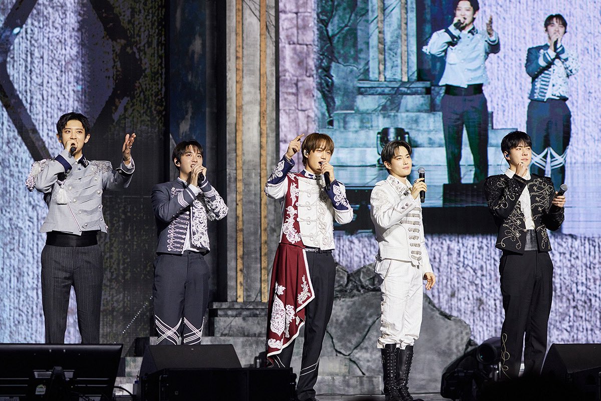 weareoneEXO's tweet image. ‘왕의 귀환’ 엑소, “엑소엘이 우리의 Crown이다” 컴백 소감
정규 8집 ‘REVERXE’ 발매와 함께 글로벌 차트 1위 점령!
‘SMP 스타일’ 타이틀 곡 ‘Crown’ 무대 쇼케이스 최초 공개

m.entertain.naver.com/home/article/3…
 
#EXO #엑소 #weareoneEXO 
#Crown #EXO_Crown
#REVERXE