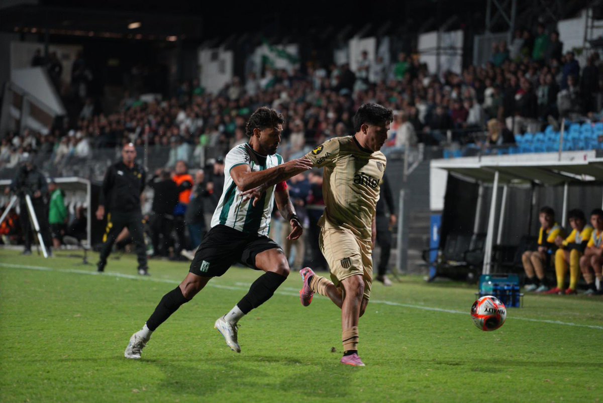 Luciano González metió control orientado + asistencia, es rápido, corpulento, pivotea y la esconde notable... 

Lo único “malo” es que tiene tres delanteros adelante en Primera.

20 años, de la casa. Pedazo de nueve.