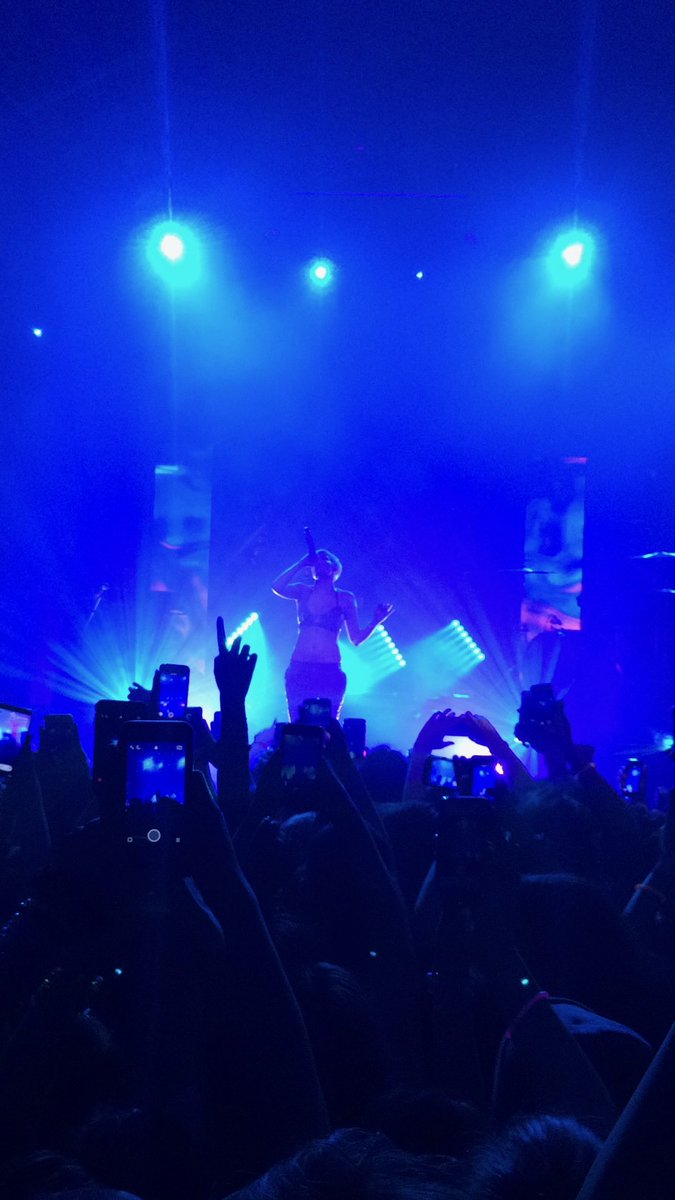929isthemuse's tweet photo. OOH ME NEXT! My first badlands show in 2015 vs my last badlands show in 2026 ๐ฉต both are during roman holiday! @halsey
#badlandsforever #back2badlands https://t.co/bSZ7hmACHh