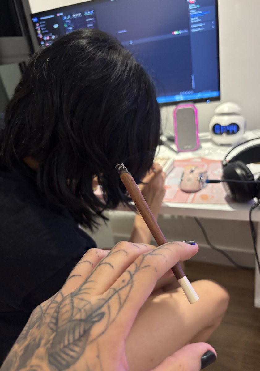 NodeJR's tweet image. Fumando um ICE do BOM ❄️