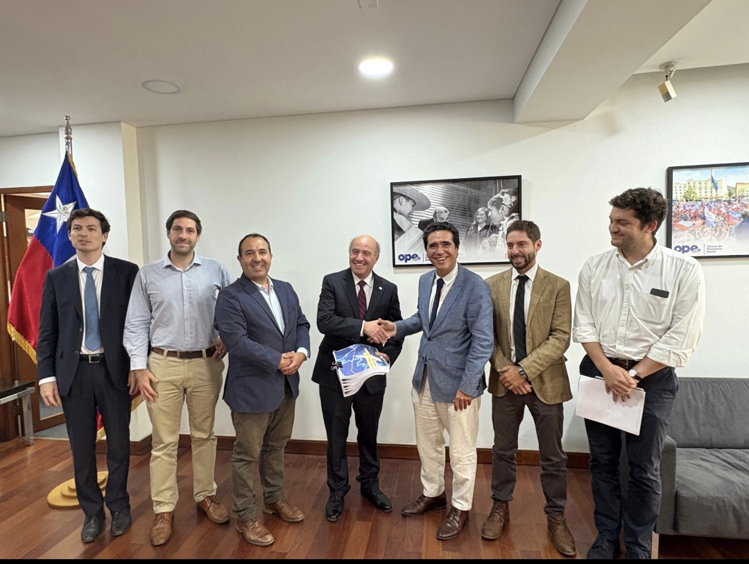 ignaciobriones_'s tweet image. Permisología
En ánimo propositivo, con @horizontalchile y @Pivotes_cl fuimos a la OPE y entregamos al futuro ministro de Hacienda un trabajo de 10 meses con 68 simplificaciones y mejoras regulatorias, destacadas con control de cambios sobre leyes y reglamentos.
Excelente reunión.