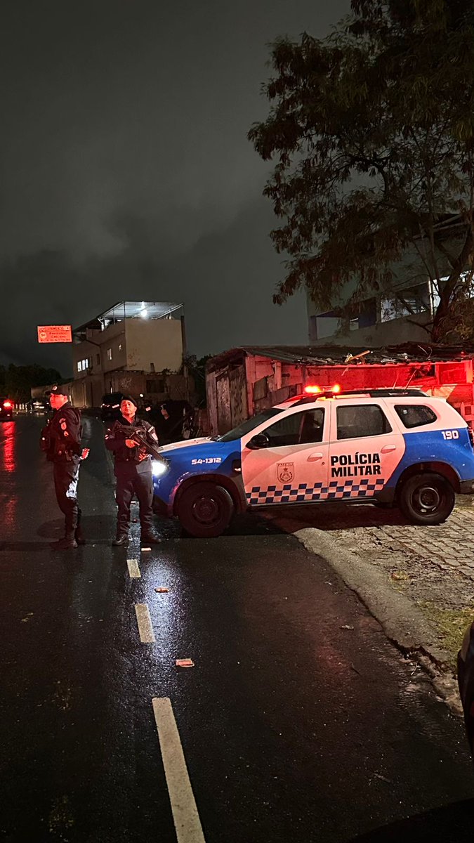 PMERJ's tweet photo. Policiais da #UPPLins atuam no policiamento preventivo na autoestrada Menezes Côrtes, no bairro Grajaú. https://t.co/UWu7wfLgZq