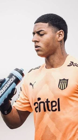 NcolomboOk's tweet image. No se hace cuántos años que no se veía en Peñarol un arquero que salga a descolgar centros con tanta seguridad.
Muy bien Díaz hoy.